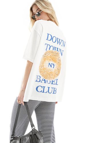 T-shirt boyfriend bianca con stampa "New York Bagel Club" - ASOS DESIGN - Modalova