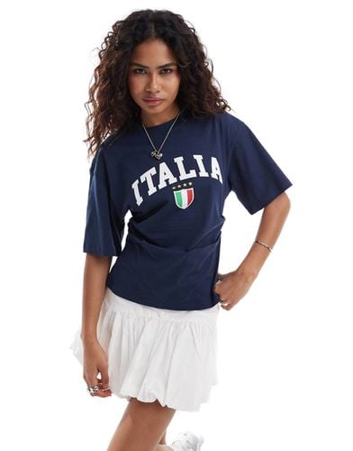 T-shirt con vita stile corsetto e grafica "Italia Football" - ASOS DESIGN - Modalova