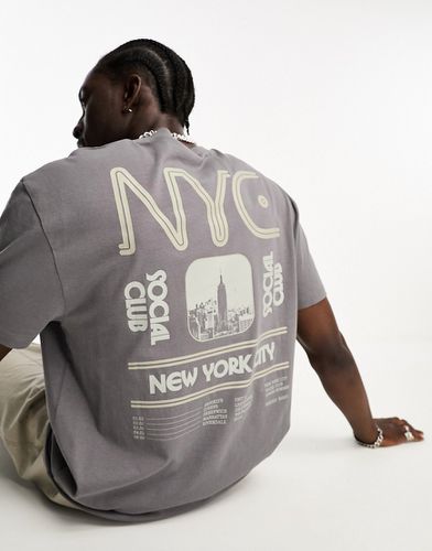 T-shirt comoda grigia con stampa "NYC" sul retro - ASOS DESIGN - Modalova