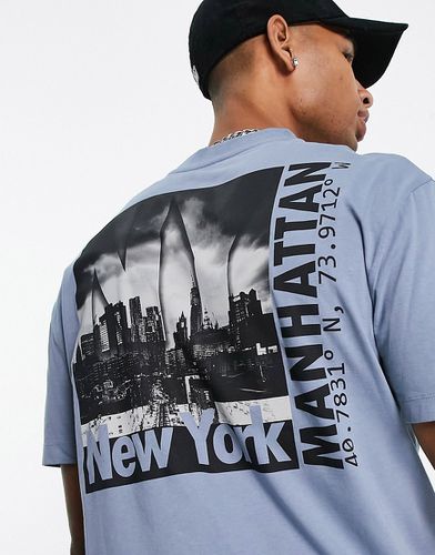 T-shirt comoda grigio bluastro con stampa fotografica di New York sul retro - ASOS DESIGN - Modalova