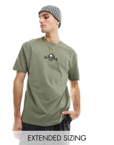 T-shirt comoda kaki con ricamo sul petto - ASOS DESIGN - Modalova