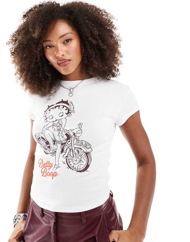 T-shirt corta bianca con stampa di Betty Boop - ASOS DESIGN - Modalova