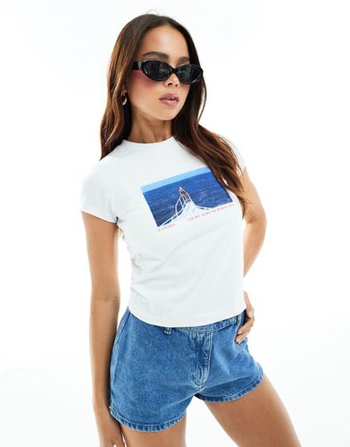 T-shirt corta bianca con stampa di ragazza e yacht - ASOS DESIGN - Modalova