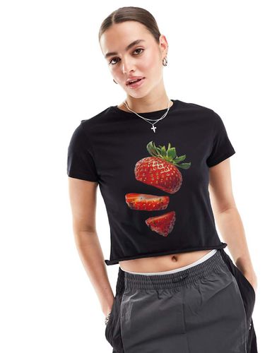 T-shirt corta nera con stampa di fragola - ASOS DESIGN - Modalova