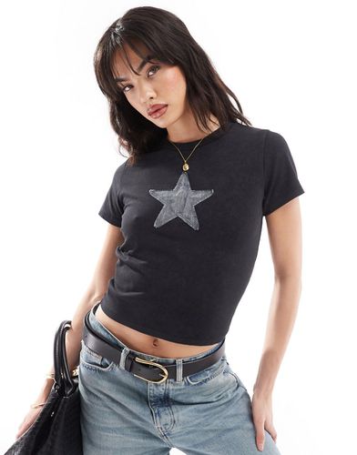 T-shirt mini nera slavata con grafica applicata in denim a forma di stella - ASOS DESIGN - Modalova