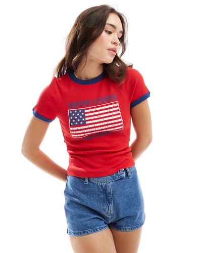 T-shirt mini rossa con profili a contrasto e grafica con la bandiera USA - ASOS DESIGN - Modalova