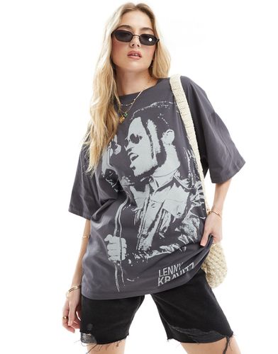 T-shirt oversize antracite slavato con grafica "Lenny Kravitz" su licenza - ASOS DESIGN - Modalova