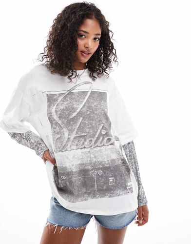 T-shirt oversize bianca con maniche in paillettes e stampa fotografica - ASOS DESIGN - Modalova