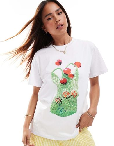 T-shirt oversize bianca con grafica di borsa in paglia con frutta - ASOS DESIGN - Modalova