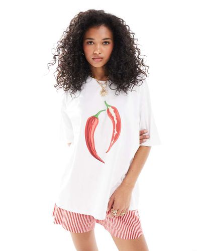 T-shirt oversize bianca con grafica di peperoncino - ASOS DESIGN - Modalova