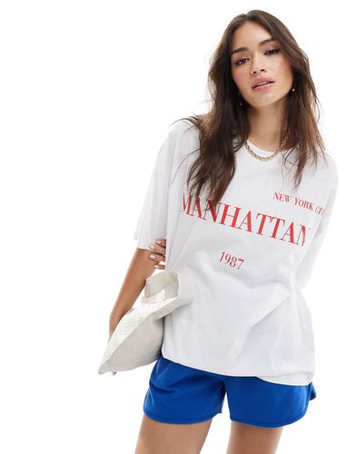 T-shirt oversize bianca con grafica Manhattan - ASOS DESIGN - Modalova