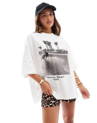 T-shirt oversize bianca con stampa fotografica di Venice Beach stile skater - ASOS DESIGN - Modalova