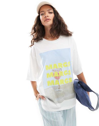 T-shirt oversize bianca con stampa fotografica di drink - ASOS DESIGN - Modalova