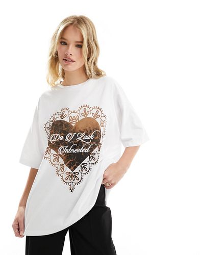 T-shirt oversize bianca con scritta leopardata stile centrino - ASOS DESIGN - Modalova