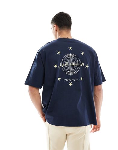T-shirt oversize con stampa sul retro del mondo - ASOS DESIGN - Modalova