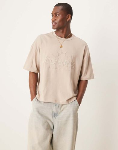 T-shirt oversize coupe carrée en tissu épais 240 g/m² avec appliqué sur la poitrine - Beige - Asos Design - Modalova