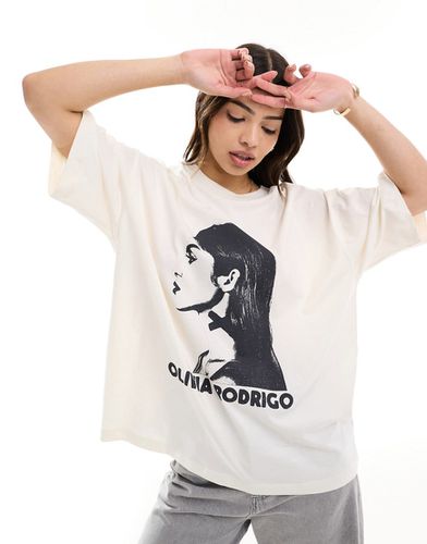 T-shirt oversize crema con grafica "Olivia Rodrigo" su licenza - ASOS DESIGN - Modalova