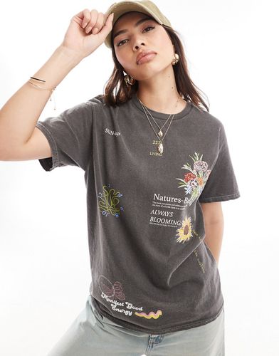 T-shirt oversize antracite slavato con motivo botanico - ASOS DESIGN - Modalova