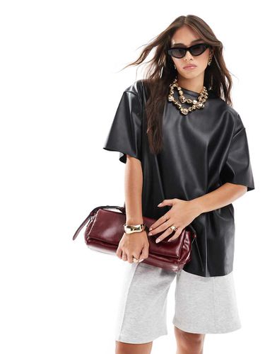 T-shirt oversize nera in pelle sintetica - ASOS DESIGN - Modalova