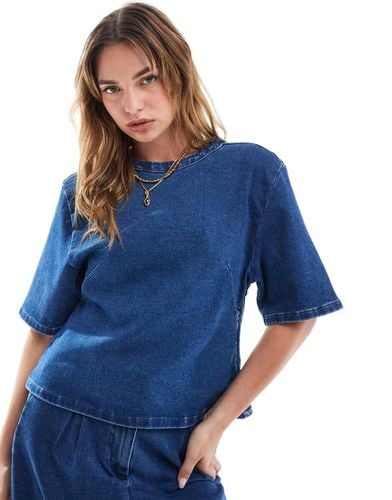 T-shirt premium in denim di jersey lavaggio medio - ASOS DESIGN - Modalova