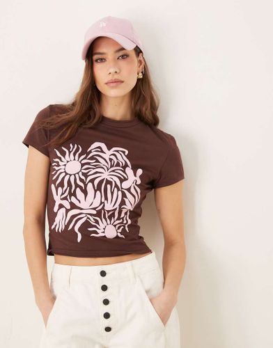 T-shirt raccourci à motif fleurs - Chocolat - Asos Design - Modalova