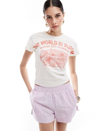 T-shirt ristretta crema slavato con stampa di fiori freschi - ASOS DESIGN - Modalova