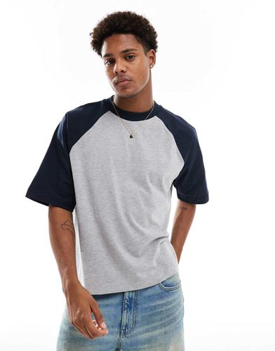 T-shirt squadrata oversize grigia mélange con maniche raglan navy a contrasto - ASOS DESIGN - Modalova