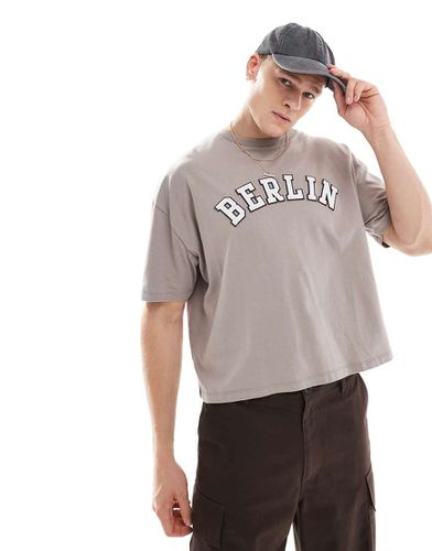 T-shirt squadrata oversize con applicazione "Berlino" - ASOS DESIGN - Modalova