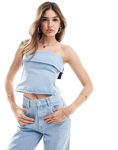 Top a fascia in denim candeggiato con risvolto - ASOS DESIGN - Modalova