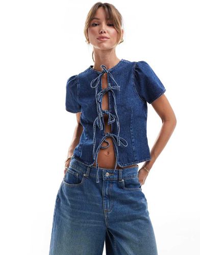 Top a maniche corte in denim medio allacciato sul davanti - ASOS DESIGN - Modalova