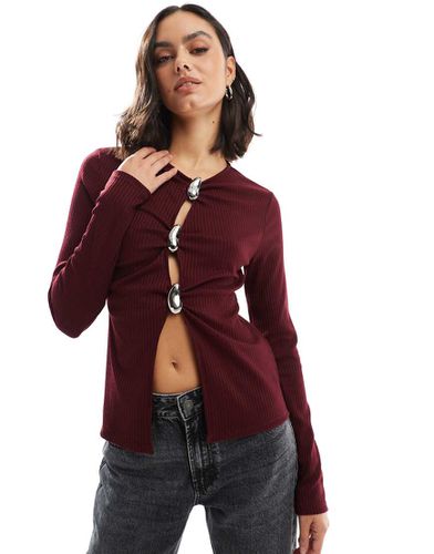 Top a maniche lunghe bordeaux a coste con bottoni argento - ASOS DESIGN - Modalova