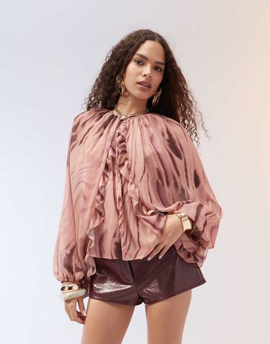 Top in chiffon con stampa effetto legno, volant e maniche a mantella - ASOS DESIGN - Modalova