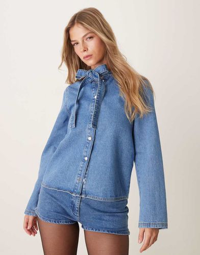 Top in denim medio con fiocco sullo scollo - ASOS DESIGN - Modalova