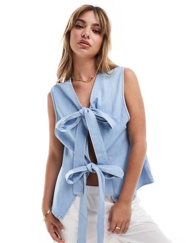 Top in denim candeggiato con fiocchi - ASOS DESIGN - Modalova