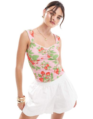 Top rosa con stampa di fragole e arricciatura - ASOS DESIGN - Modalova