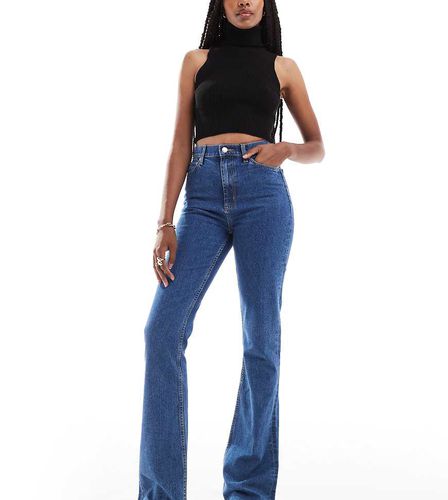 ASOS DESIGN Tall - Jeans a zampa chiaro a vita medio alta - ASOS Tall - Modalova