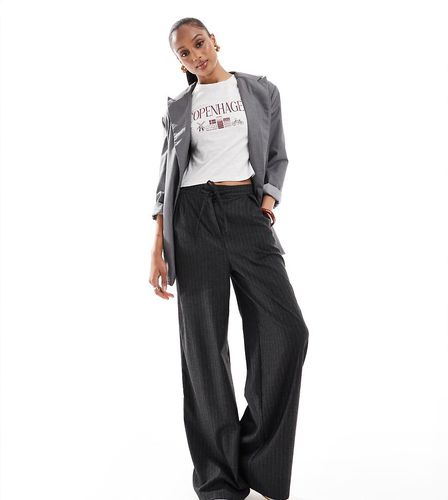 ASOS DESIGN Tall - Pantaloni a fondo ampio allacciati in vita sartoriali antracite a righe spazzolati con pieghe - ASOS Tall - Modalova