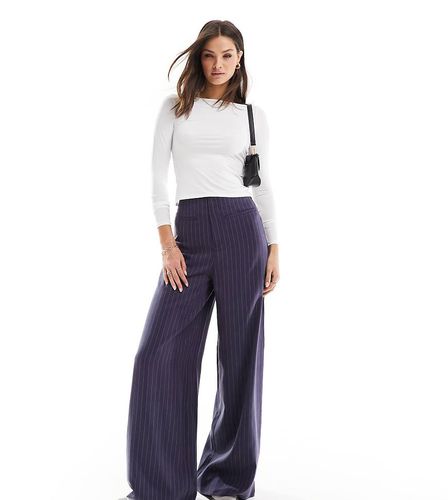 Tall - Pantaloni a fondo ampio e vita alta a righe con bordo grezzo - ASOS DESIGN - Modalova