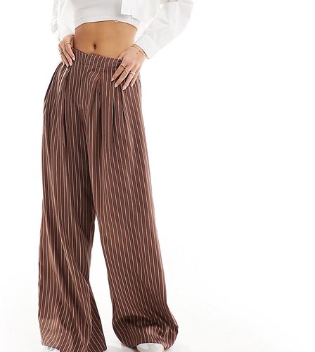 ASOS DESIGN Tall - Pantaloni a pieghe a fondo ampio color terracotta a righe con pieghe - ASOS Tall - Modalova