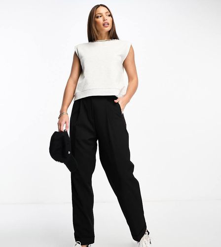 ASOS DESIGN Tall - Pantaloni sartoriali affusolati neri con risvolto sul fondo - ASOS Tall - Modalova