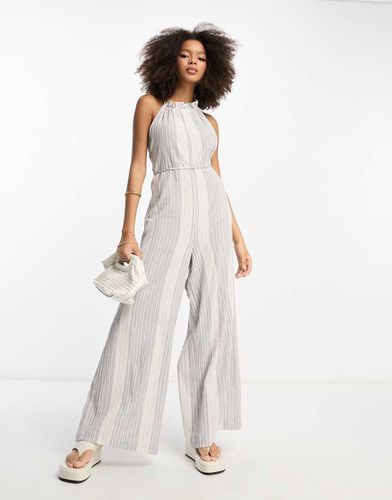 Tuta jumpsuit a fondo ampio con frange allacciata al collo stropicciata a righe - ASOS DESIGN - Modalova