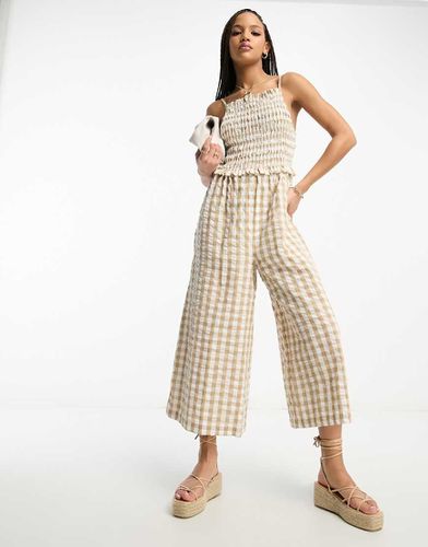 Tuta jumpsuit accollata e arricciata con spalline sottili e motivo a quadretti - ASOS DESIGN - Modalova