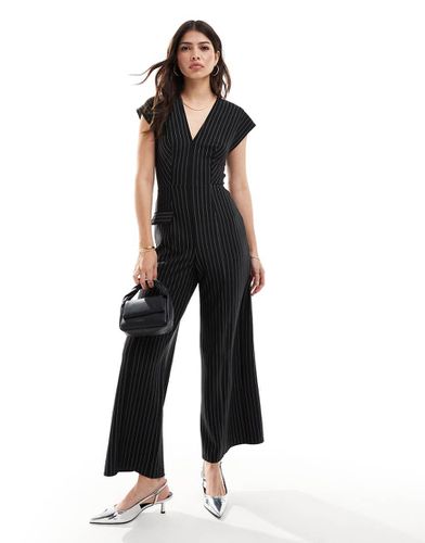 Tuta jumpsuit gessata a fondo ampio con scollo a V - ASOS DESIGN - Modalova