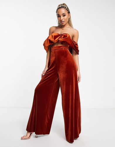 Tuta jumpsuit in velluto ruggine con spalle scoperte e fondo ampio - ASOS DESIGN - Modalova