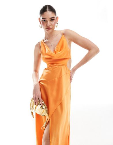 Vestito con gonna al polpaccio con fondo asimmetrico in raso arancione con scollo ad anello e cut-out in vita - ASOS DESIGN - Modalova