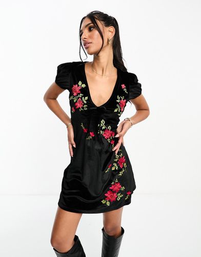 Vestito corto in velluto con ricami di rose con maniche ad aletta e arricciatura sul busto - ASOS DESIGN - Modalova