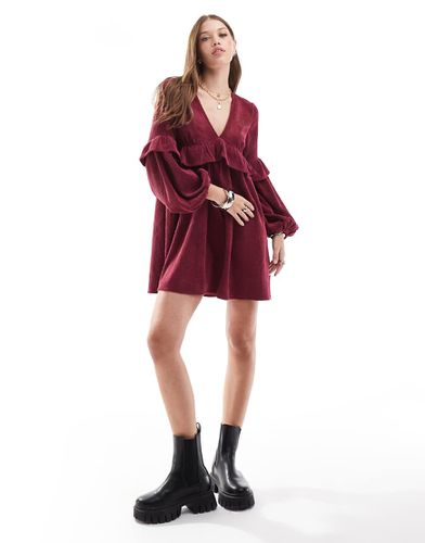 Vestito grembiule corto in velluto a coste bordeaux con volant - ASOS DESIGN - Modalova