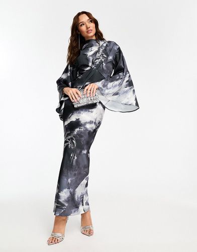 Vestito lungo a portafoglio in raso monocromatico con stampa astratta, corpino drappeggiato e maniche stile kimono - ASOS DESIGN - Modalova