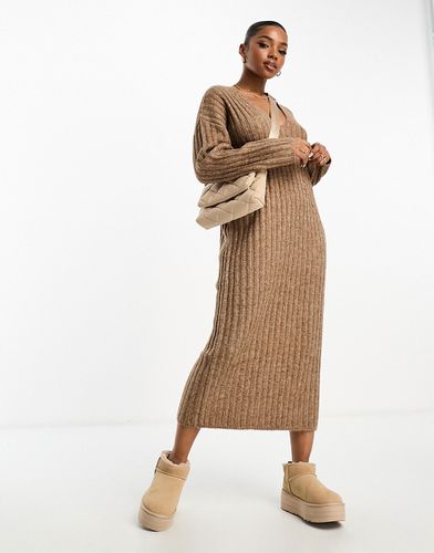Vestito lungo in maglia a coste color cammello con scollo a V - ASOS DESIGN - Modalova