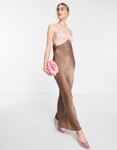 Vestito lungo in raso colorblock rosa e marrone con schiena scoperta - ASOS DESIGN - Modalova